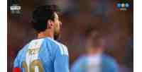 比赛第10分钟，全场球迷鼓掌致敬梅西！梅西鼓掌+挥手回应